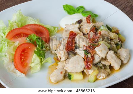 Frango guarnecido com tomates secos e legumes