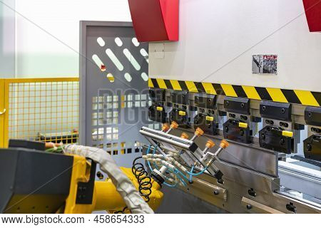 Automatic Vacuum Pad Or Suction Cup Set On Robot Arm For Pick Material Flat Sheet For Folding By Hyd