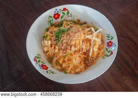 Hot Pad Thai Food On A Ceramic Plate, Placed On A Wooden Table, Food, Object, Thaifood, Copy Space