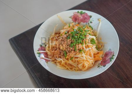 Thai Food, Pad Thai Food On A Ceramic Plate, Placed On A Wooden Table, Food, Object, Copy Space