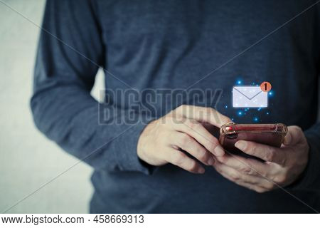 Recieve Email In Inbox With Popup Notification Of New Unread Mails Appearing On Mobile Smartphone , 