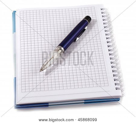 Taccuino con penna blu, isolato