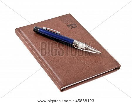 Taccuino con penna blu isolata on white background