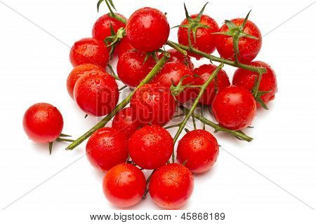 Pomodori ciliegia maturi su sfondo bianco