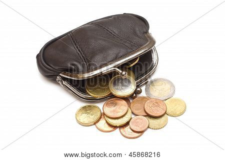 Borsa in pelle nera e diverse monete Euro su sfondo bianco