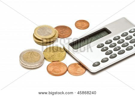 Diverse monete Euro e calcolatrice su sfondo bianco