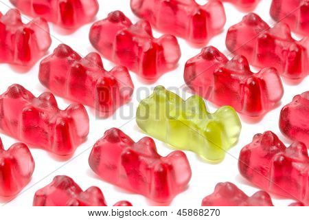 Orso gommoso verde tra rosso