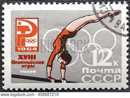 Ussr - Circa 1964: A Stamp Printed By Ussr Shows Gymnast, Series Xviii Summer Olympic Games, Tokyo, 