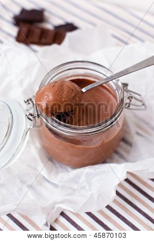 Chokolade dessert i et glaskrukke