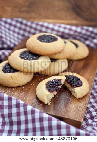 Cookies med marmelade påfyldning center, selektiv fokus