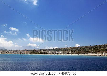 San Vito lo Capo pláž pohled z přístavu, Sicílie.