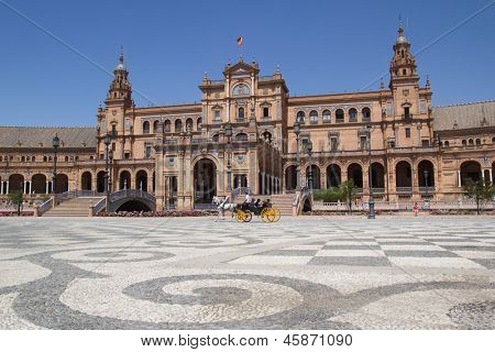 Sevilla, Spanien - 14 Mai: Tourismus in einer Pferdekutsche, die Ihren Besuch auf der Plaza de España am 14. Mai 2013 in