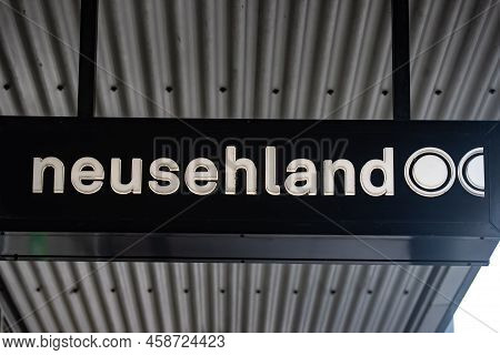 Wetzlar, Germany 2022-04-23: Neuseeland Logo.  Fielmann Store. Neusehland Is The Largest Optical Cha