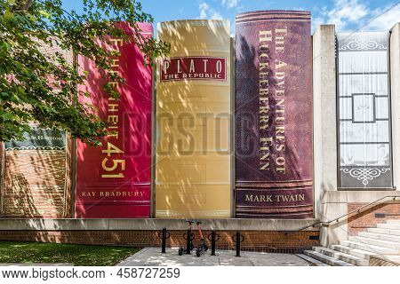 Kansas City, Missouri/usa- July 11, 2022:  Kansas City Public Library Outside Bookshelf On Wall Of P