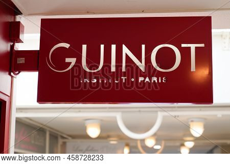 Toulouse , Occitanie France  - 07 25 2022 : Guinot Paris Sign Text And Brand Logo On Facade Beauty I