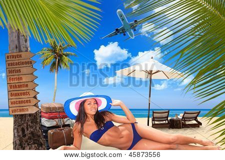Jovem mulher 9º na praia no resort exótico conceito de viagens