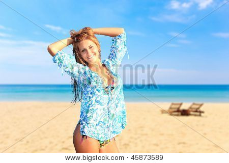 Jovem mulher 9º na praia no resort exótico