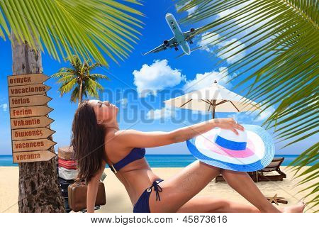 Jovem mulher 9º na praia no resort exótico conceito de viagens