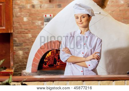 Młoda kobieta kucharz