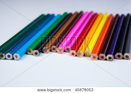 Une pile de crayons de couleur