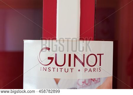 Bordeaux , Aquitaine  France - 07 20 2022 : Guinot Institut Paris Sign Text And Brand Logo Of Beauty