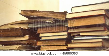 Muchos Vintage Old Dirty libros en tres pila