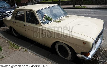 Kyiv, Ukraine June 13, 2021: Car Volga Gaz-24 Died On The Street Of Kyiv And In Memory Of The Past P