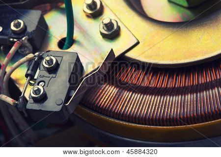 Close-up van koperen inductor in elektrische transformator