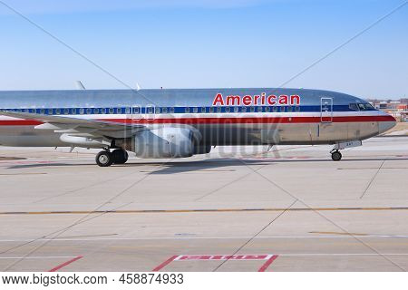 Chicago, United States - April 1, 2014: American Airlines Boeing 737 At O'hare Airport In Chicago. A
