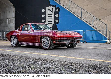 Lebanon, Tn - May 14, 2022: Wide Angle Front Corner View Of A 1967 Chevrolet Corvette C2 Coupe At A 