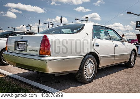 Lebanon, Tn - May 14, 2022: Low Perspective Rear Corner View Of A 1996 Toyota Crown Majesta Sedan At