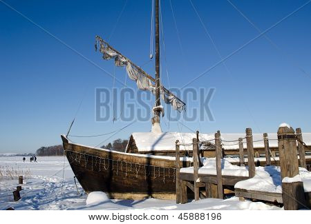Nave in legno retrò Frozen ghiaccio Lago vela persone a piedi