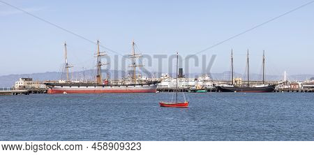 San Francisco, Usa - May 18, 2022: Panoramic View To Hyde Pier In San Francisco With Historic Sailor