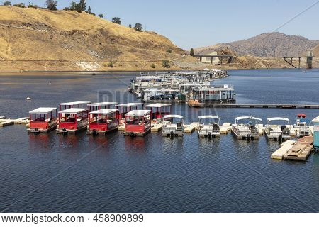 Three Rivers, Usa - May 21, 2022: House Boats At The Pier In Lake Kaweah Are For Rent For Tourists.