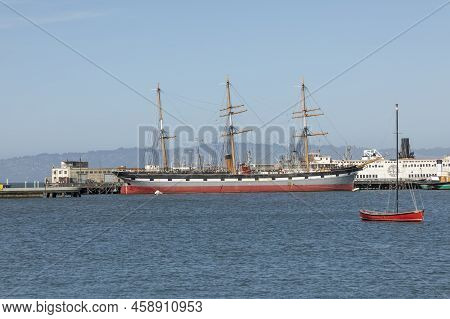 San Francisco, Usa - May 18, 2022: Panoramic View To Hyde Pier In San Francisco With Historic Sailor