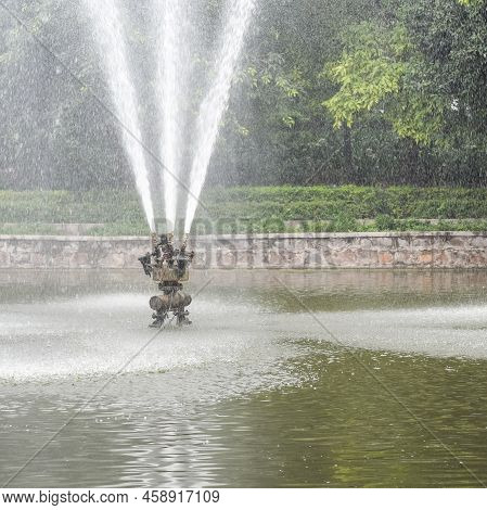 Fountain In The Complex Of Lodhi Garden In Delhi India, Working Fountain In The Lodhi Garden Complex