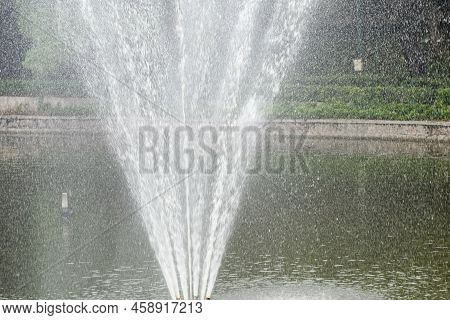 Fountain In The Complex Of Lodhi Garden In Delhi India, Working Fountain In The Lodhi Garden Complex