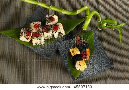 Velsmagende Maki sushi - Roll på plade på måtten