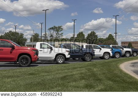 Indianapolis - Circa July 2022: Chevrolet Silverado 1500 Display. Chevy Offers The Silverado In Wt, 