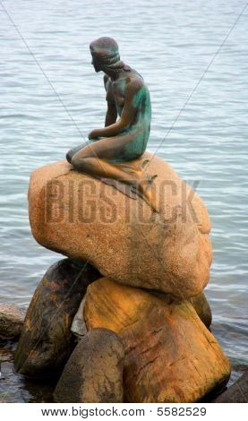 La statua della Sirenetta a Copenaghen, Danimarca