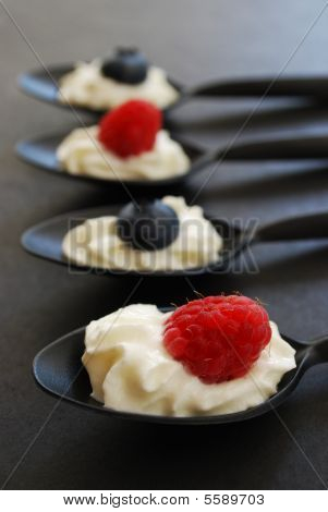 Mirtilos e framboesas com creme chantilly