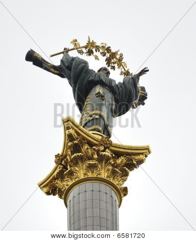 Estátua na Praça da independência (maidan Nezalezhnosti), o símbolo de Kiev, Kiev, Ucrânia, Europa