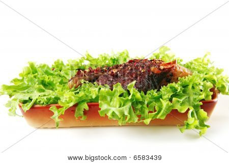 Bistecca servita con insalata cruda