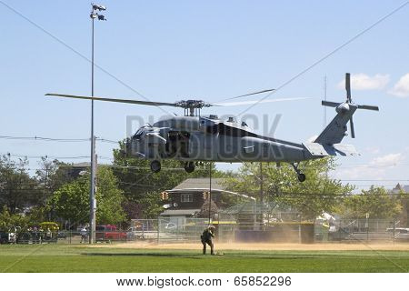 MH-60S helicopter from Helicopter Sea Combat Squadron Five with US Navy EOD team during Fleet Week