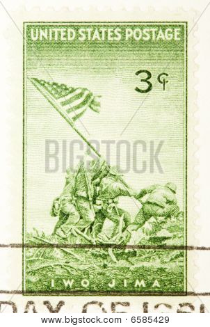 USA - Circa 1945: Et frimærke, trykt af Usa viser højnelse af Flag på min Surabachi på Iwo Jima D
