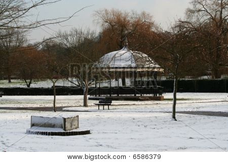 Neige dans le parc de la ville de Godalming, Surrey