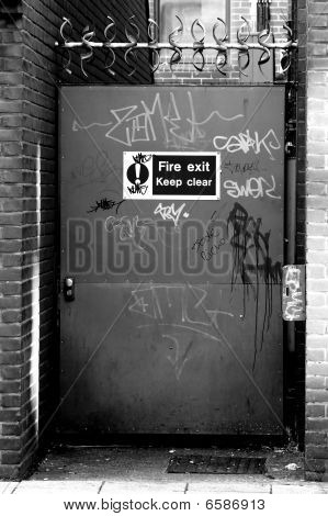 Puerta de salida de fuego vandalismo