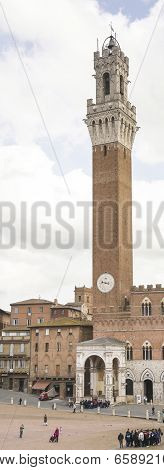 Tourists Visiting The Sights Of The Piazza Del Campo.siena