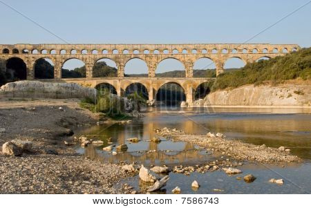 Riverbank på Pont du Gard