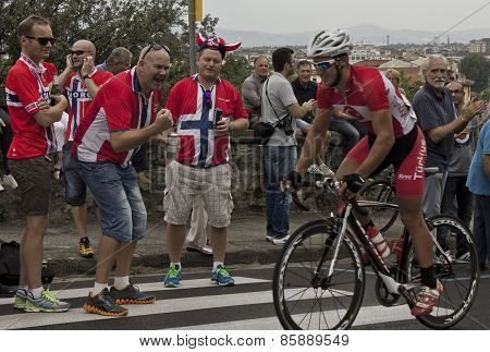 The passage of a cyclist through his supporters at Uci Road World Championships